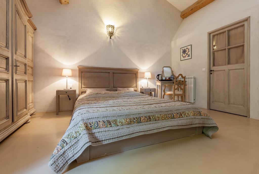 La Louviere Des Bruyeres Bed & Breakfast Robion en Luberon Room photo