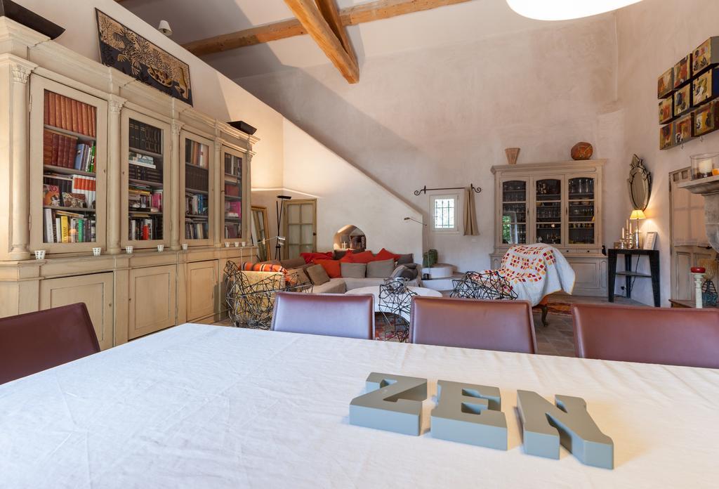 La Louviere Des Bruyeres Bed & Breakfast Robion en Luberon Room photo